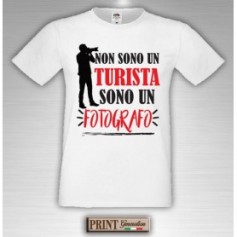 T-Shirt - NON SONO UN TURISTA - Frasi divertenti - Idea regalo